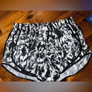 4 pair of women’s Calvin Klein workout shorts large